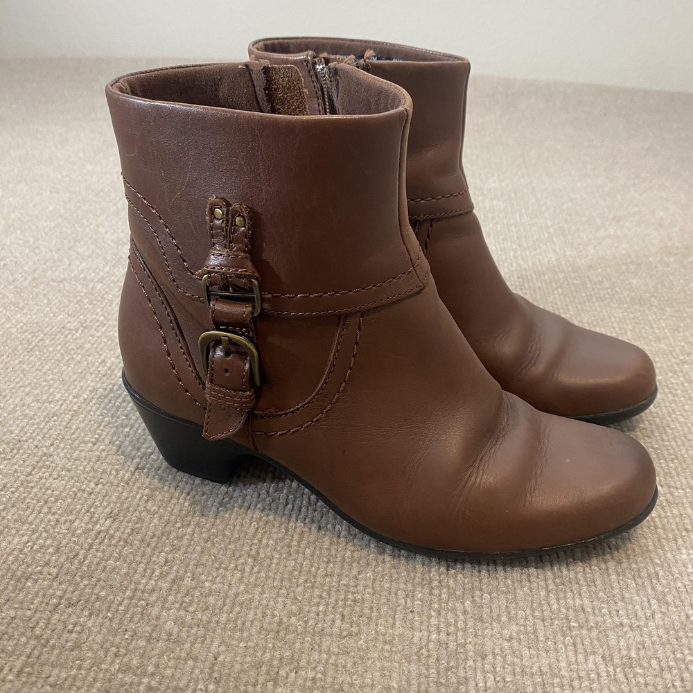 Clarks Booties Womens Size 7 Brown Leather Ankle Zip Buckle Low Heel Bendables